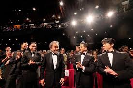 本木雅弘、感涙 「少し不安」の初カンヌ国際映画祭で１０００人スタオベに瞳潤む 「黒牢城」公式上映