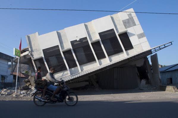 Thousands in Indonesia await aid after Flores quake kills 68, injures 200, overshadowing Independence Day