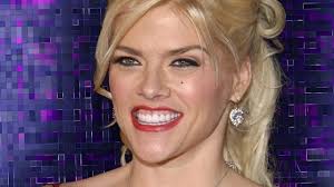 The religion and political views of Anna Nicole Smith - anna-nicole-smith-640x360