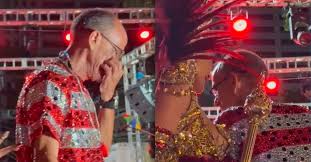 Mestre Ciça chora muito em desfile da Viradouro e é consolado por Juliana Paes