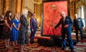Felle kritiek op eerste portret koning Charles: ’Monarchie in de gevarenzone’ | Royals