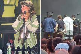 Lola Young se desmaya en pleno concierto en Nueva York: ¿Qué le pasó?