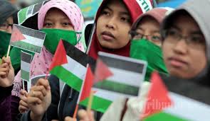 Sejumlah perempuan muslimah memegang bendera Palestina saat mengikuti Aksi Solideritas #SavePalestine di depan Gedung Sate, Jalan Diponegoro, ... - 20140713_145640_kutuk-serangan-israel-ke-palestina