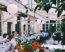 Image de terrasse restaurant typique rue de bretagne paris 3 marais soir