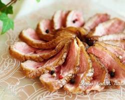 丁寧に盛り付けられた鴨肉料理の画像