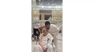 يؤدي مناسك العمرة على كرسي متحرك.. أحدث ظهور لـ فاروق وأحمد فلوكس