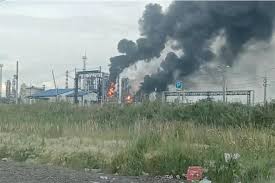 Paraliza mayor refinería rusa tras ataque ucraniano