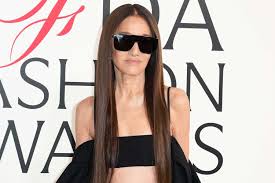 Vera Wang Desafía el Tiempo: Ícono de la Moda a los 76 Años - Imagen ilustrativa del artículo