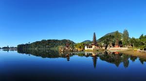  Lake Beratan ( Bali )