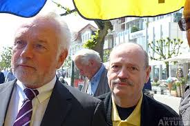 Wolfgang Kubicki (links) und Burkhard David, Kandidat für die Kommunalwahl in Wahlkreis 25 (Alt-Travemünde). Fotos: KARL ERHARD VÖGELE ... - b_18048_7