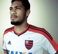 Hernane não apenas permaneceu no Flamengo como posou com a nova camisa (Reprodução / Facebook - 20140227171533439969u