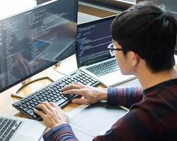 Image of Mahasiswa informatika sedang coding