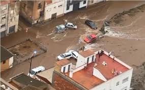 ببینید | شناور شدن تابوت‌ها در جریان سیل شدید در برزیل