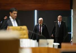 Fachin muda de estratégia, deixa código de ética de lado e acena a Gilmar