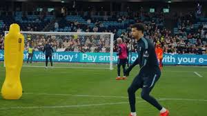 Solanke e Richarlison treinam finalizações em Sydney