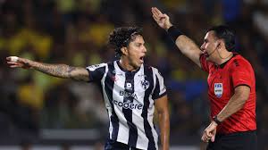 Video: Afición del América estalla e insulta a los árbitros por polémico penal