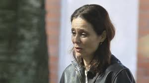 Aitana Sánchez-Gijón, desolada por la muerte de su madre, le da el último adiós arropada por su hija Bruna