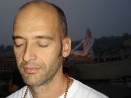 Marcelo Cruz, yogi, nasceu no Brasil em 1965. Aos catorze anos foi levado por sua mãe ... - DSC00885_1