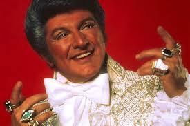 Nascido em 1919, em uma família de músicos, o americano Walter Valentino Liberace revolucionou a cena clássica musical, com intensa originalidade e estilo, ... - ZZ78BFCAF0