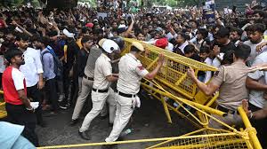 Inde: le «Parti des cafards» défie l’interdiction de manifester à New Delhi, la police disperse le cortège