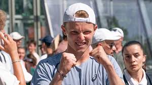 De Jong's lucky loser makes history at Roland Garros