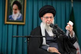 رهبر شهید چگونه با مأمور اهانت‌کننده رفتار کرد؟/ خاطره‌ای که با اشک پایان یافت!