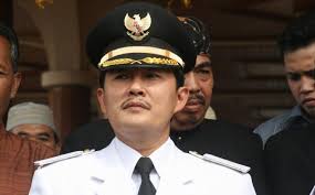 ID, SUMEDANG - Wakil Bupati Ade Irawan akan dilantik menjadi Bupati Semedang, Senin (13/1/2013). Pelantikan itu menggantikan Bupati Endang Sukandar, ... - ade-irawan