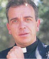 Jose Elias Moreno es Martin Villanueva en Angela.El es parroco de la iglesia, ... - martin