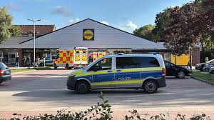 Messerattacke in Schleswig-Holstein: Frau im Lidl erstochen — BILD