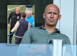 FC Groningen slaat terug naar ‘bemoeial’ Wilfred Genee na akkefietje met Arjen Robben