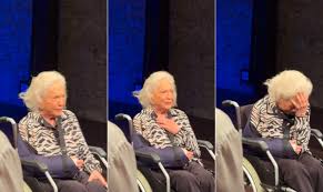 Aos 96 anos, Nathalia Timberg se emociona com homenagem em escola de teatro no Rio