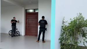 Suspeita de integrar facção é presa em casa de condomínio de luxo durante operação interestadual