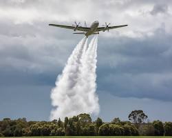 Imagem De Aircraft Seeding Clouds With Silver Iodide