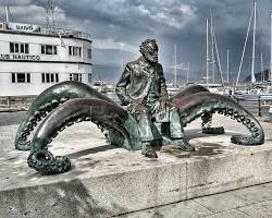 Image of Jules Verne statue