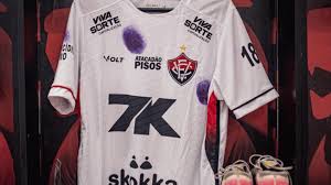 Vitória usa uniforme especial em campanha contra violência doméstica