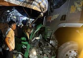 Taxi và xe tải đối đầu, tài xế taxi tử vong, 2 hành khách bị thương