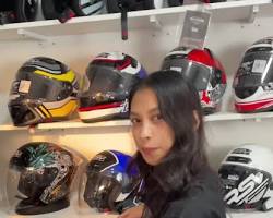 Gambar person wearing an Orca RSV helmet riding a motorcycle