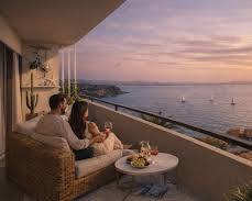 Renovierungsbaustelle in einer spanischen Wohnung mit großen Erkerfenstern mit Blick auf das Meer, generiert durch KI
