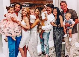 Família reunida em evento: Virginia Fonseca, Zé Felipe, Maria Alice, Maria Flor e outros familiares posam para foto.