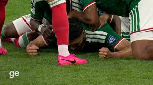Veja o bonito gol de Raúl Jiménez, do México, por vários ângulos