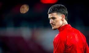 Lovitură: Dennis Man, OUT!