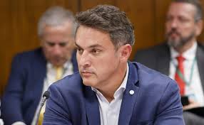 Dino revoga decisão do STJ e exige exame para progressão de preso ligado ao PCC