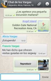 Ejemplo de conversación entre varios usuarios de WhatsApp en los que se muestran varios textos, cada uno de un interlocutor y también un vídeo preparado para ser reproducido en el momento que sea pulsado el botón 