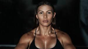 ‘Fighting Mum’ Che Kenneally eyes undisputed heavyweight title