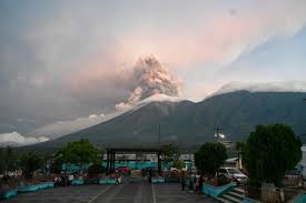 Erupção do Vulcão de Fogo força deslocamento de centenas de pessoas na Guatemala