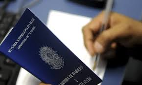 Quem trabalhou como CLT em 2024 pode resgatar presente de até R$ 1.621 em fevereiro