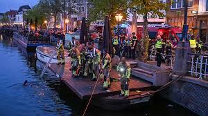 Melding drenkeling in gracht, tientallen omstanders kijken in binnenstad naar zoekactie