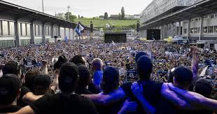 Les joueurs de Gottéron longuement ovationnés après avoir défilé devant 80'000 personnes à travers Fribourg