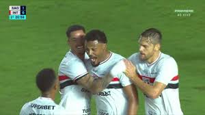 Aos 20 min do 1º tempo - gol de cabeça de Sabino do São Paulo contra o Internacional