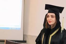 تصاویر از فارغ التحصیلی بهنوش طباطبایی در دانشگاه آزاد بابل (فیلم)
